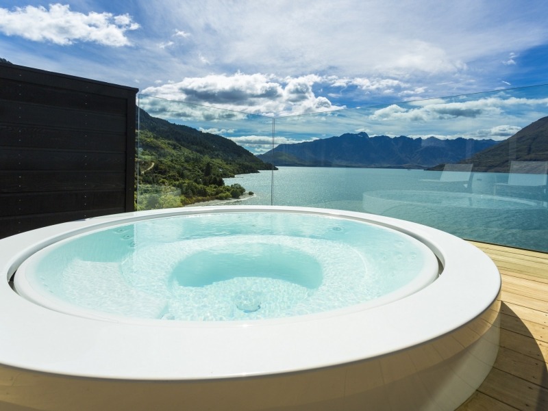 bain à remous-extérieur-design-italien-Zucchetti-panorama-mer